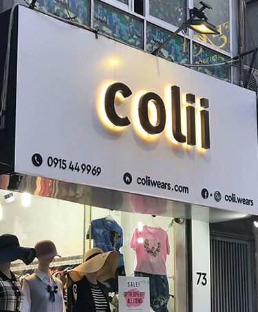 thi-cong-bien-hieu-shop-thoi-trang-tphcm