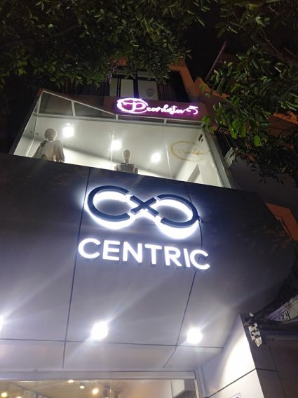 Thi công bảng hiệu shop thời trang