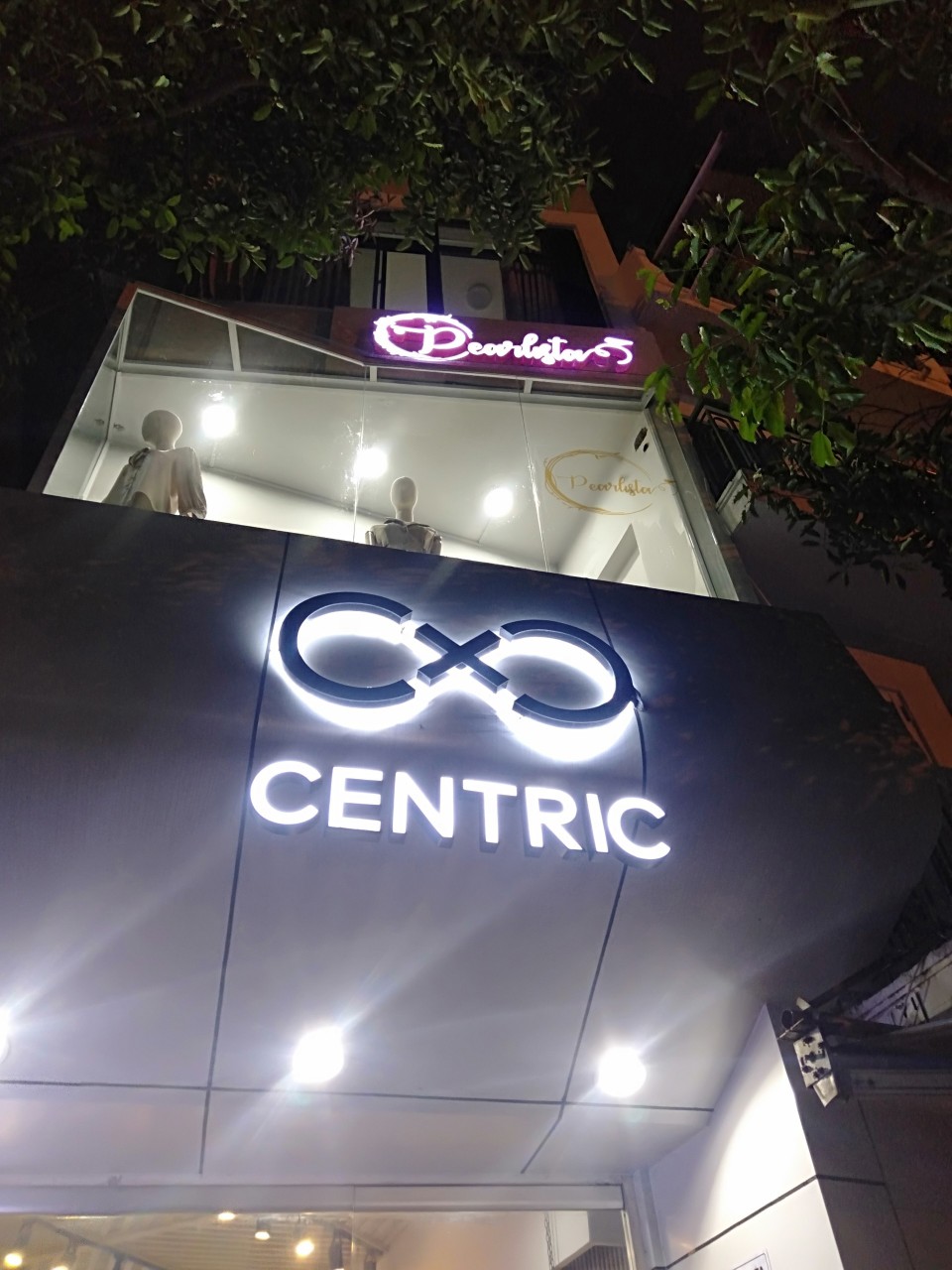 thi-cong-bien-hieu-shop-thoi-trang-tphcm