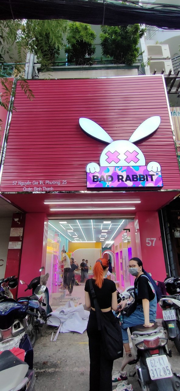 thi-cong-bien-hieu-shop-thoi-trang-tphcm