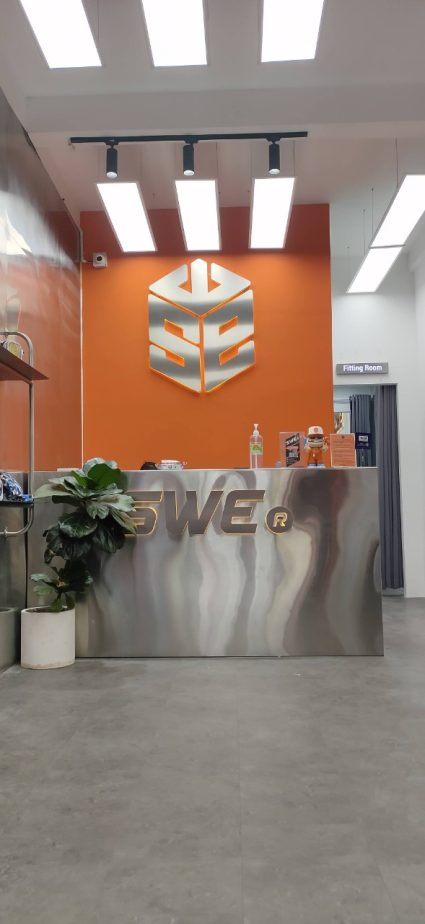 thi-cong-bien-hieu-shop-thoi-trang-tphcm