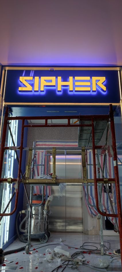 thi-cong-bien-hieu-shop-thoi-trang-tphcm