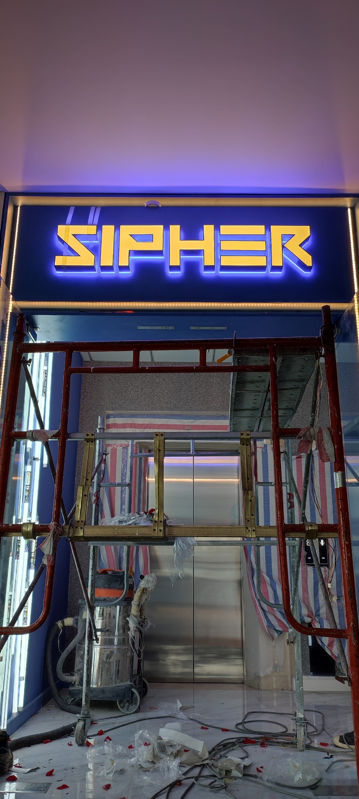 thi-cong-bien-hieu-shop-thoi-trang-tphcm