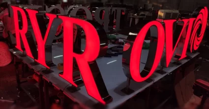 chữ màu đỏ viền kim loại