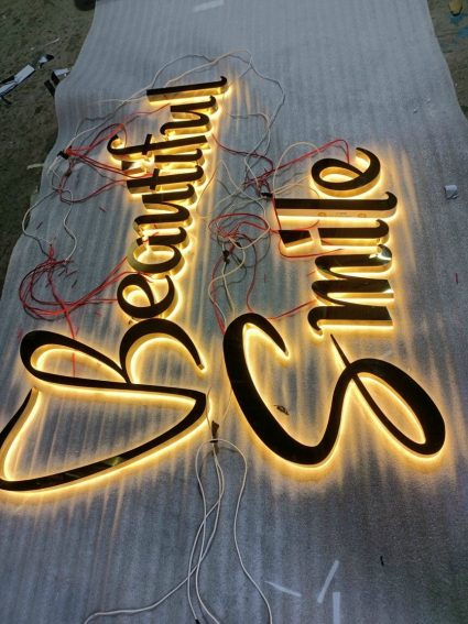 Chữ được cắt tinh xảo và gắn đèn