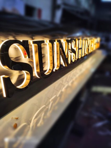 chữ kim loại gắn led sáng chân