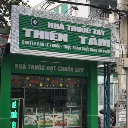 tham khảo bảng hiệu với tông màu xanh lá và trắng