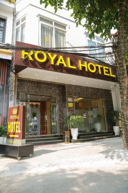 bảng hiệu của Royal hotel