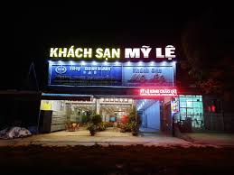 Chữ nổi khách sạn sáng đèn trong đêm