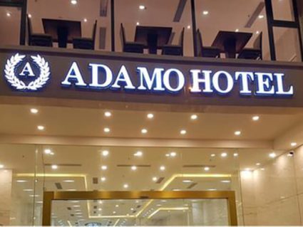 Bảng hiệu hotel sáng lấp lánh trong đêm