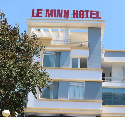 chữ Leminh Hotel trên nóc