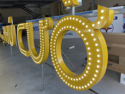 chữ màu vang gắn led viền