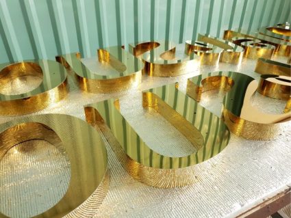 Chữ nổi inox gương lấp lánh nổi bật