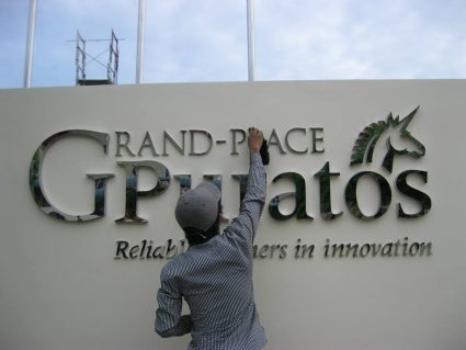 Thi công chữ nổi trên vách tường