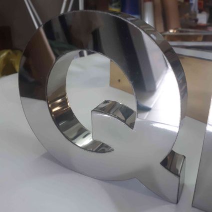 Chữ Q inox