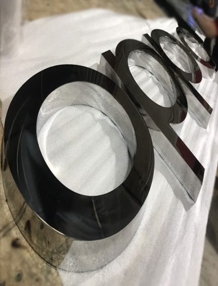 Hông inox mặt mica đen