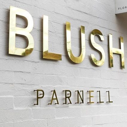 Bảng hiệu kinh doanh đẳng cấp với chữ nổi vàng gương