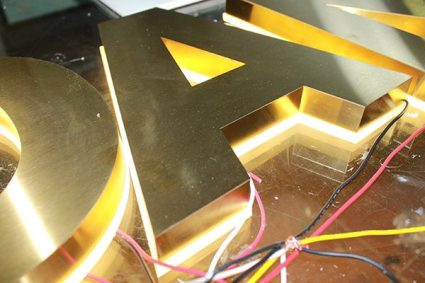 Chữ vàng xước sáng chân chữ