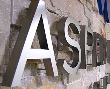 Chữ nổi nguyên khối kim loại đẹp lạ