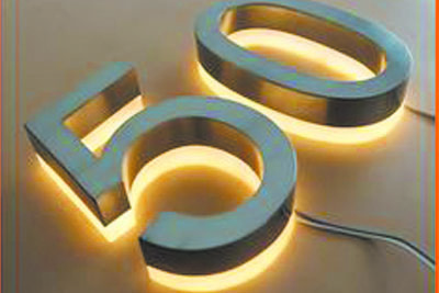 chữ inox sáng đèn vàng