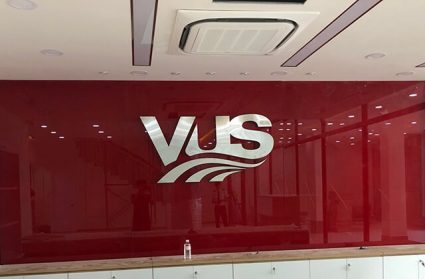 Logo inox trắng trên nền đỏ