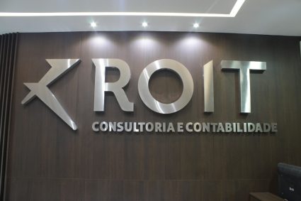 Bảng hiệu công ty bằng chữ inox trên nền vách gỗ