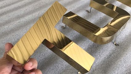 Lấp lánh ánh vàng của của chữ nổi inox