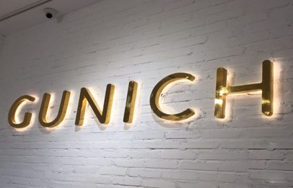 Chữ vàng gắn đèn sáng chân