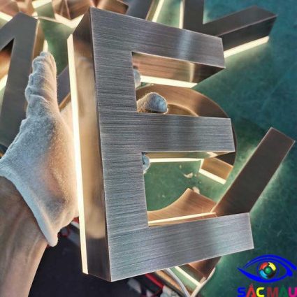 Chữ E sáng chân chữ