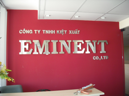 Bảng công ty nền đỏ chữ inox