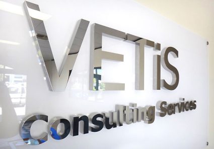 Chữ nổi kim loại trắng bóng độc đáo