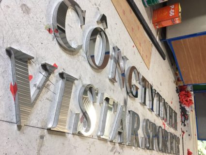 Gia công chữ nổi inox trắng gương