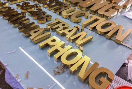 Chữ nổi xước nhìn cứng cáp mạnh mẽ