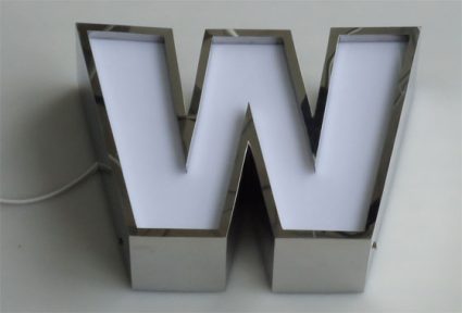 Chữ W sáng mặt