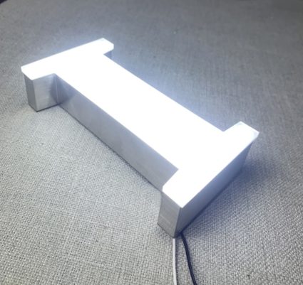 Chữ I sáng mặt mica hông inox