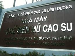 Một bảng hiệu công ty bằng chất liệu chữ inox