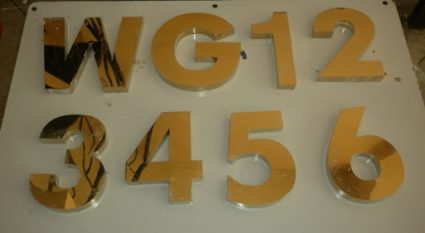 Mặt chữ vàng gương lấp lánh phản chiếu tốt