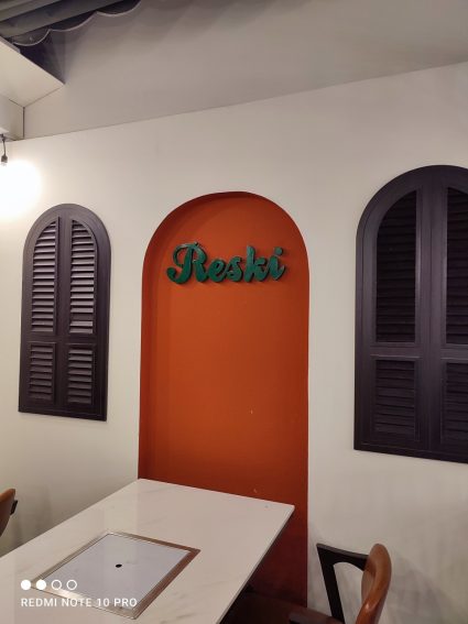 Logo chữ nổi sáng chân