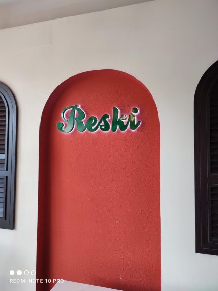 Logo chữ nổi sáng chân