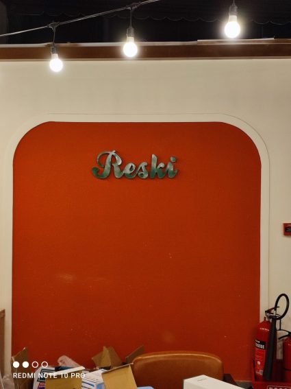 Logo chữ nổi sáng chân