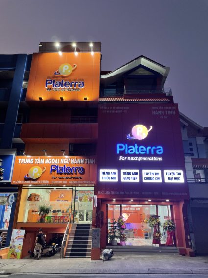 Bảng hiệu sáng đèn trung tâm tiếng Anh