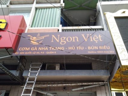 Bảng hiệu quán cơm gà