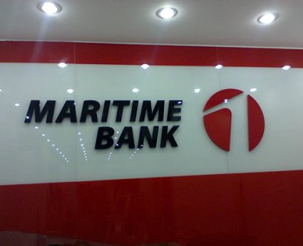 Lắp đặt logo trên kính