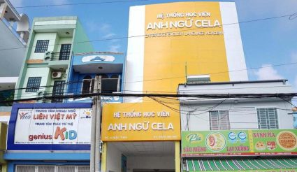 Bảng Alu vàng chữ trắng anh ngữ CELA