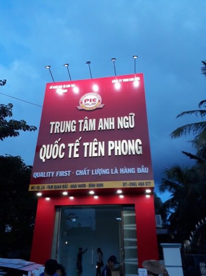 Bảng hiệu trung tâm anh ngữ