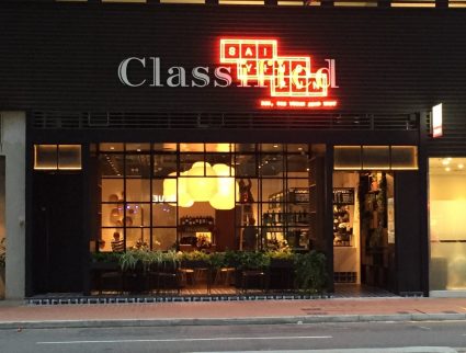 Nhà hàng có biển hiệu sáng đèn