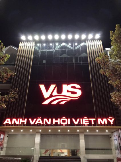Logo chữ nổi sáng đèn VUS