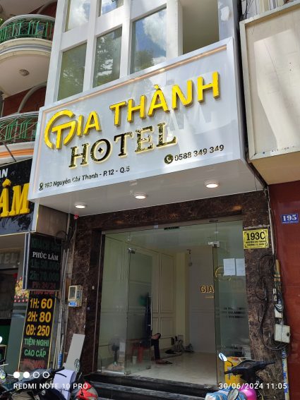 Bảng hiệu chữ nổi sáng đèn vàng đẹp mắt