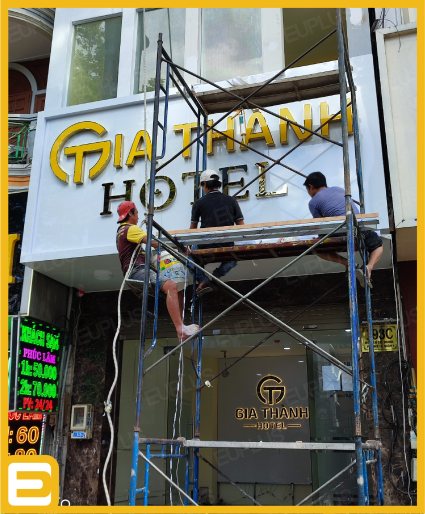 Đội ngũ thi công lắp đặt bảng hiệu