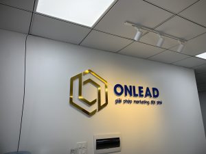 Lắp đặt logo mica